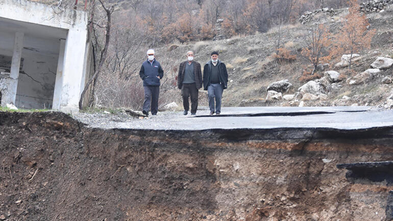 Konyada yol çöktü Neye uğradıklarını şaşırdılar